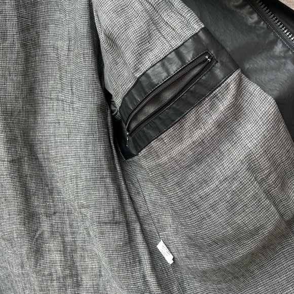 M0851 Shimmery Rain-Repellent jacket – Made in Canada - Picture 9 of 10